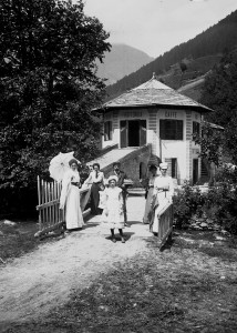 Valle di Rabbi] Gruppo famigliare in posa davanti al Caffè Rotonda, 1902, lastra su vetro alla gelatina cloruro d’argento, Archivio Fotografico Storico, PAT